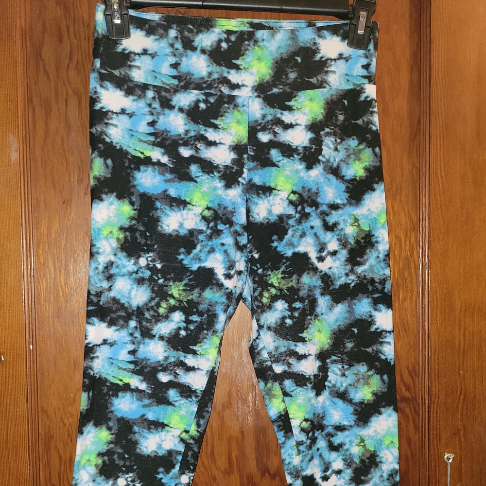 Womens capri leggings size large but fit like a small extra large.
